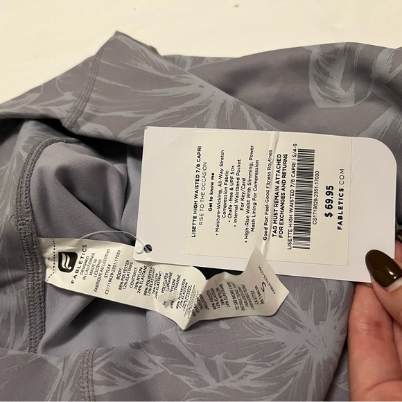 Fabletics set High waisted 7/8 Capri Leggings with matching strappy Sports Bra - Picture 10 of 11